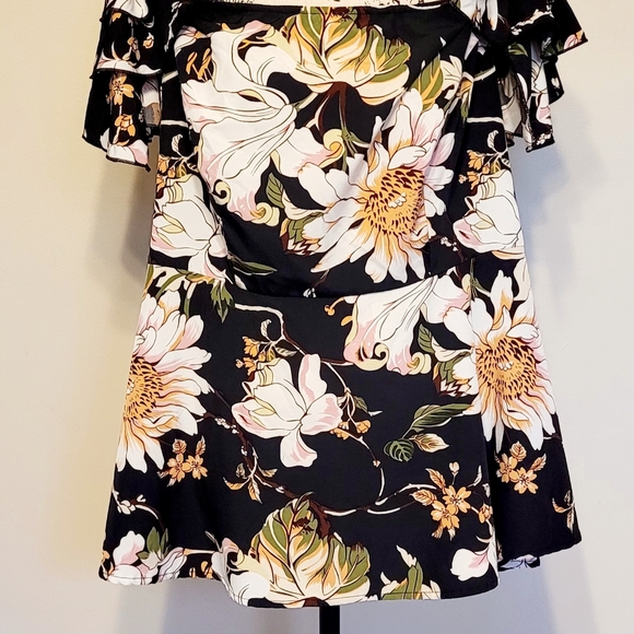 NWOT!! FLORAL OFF THE SHOULDER RUFFLE SLEEVED TOP!! 🌸🌼🏵 - Picture 3 of 8